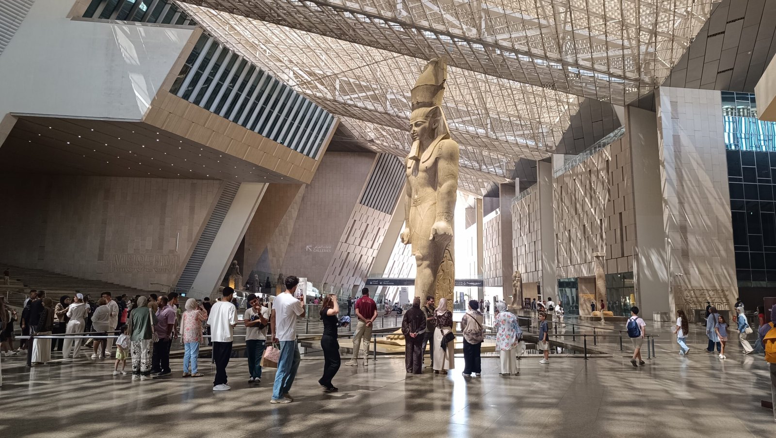 Grand Egyptian Museum GEM Eingangshalle mit Ramses II Kolossalstatue
